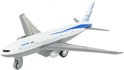 Wit vliegtuigmodel met blauwe strepen en 'Boeing 777' opschrift, grijze vleugels en landingsgestel.