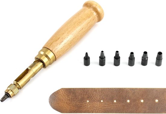 Een perforator met houten handvat, zes metalen slagkoppen en een bruine leren riem met gaten.