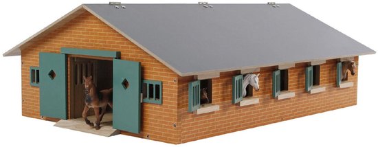 Houten paardenstal met rode bakstenen gevel, grijze dak, groene deuren, paard in de deuropening.