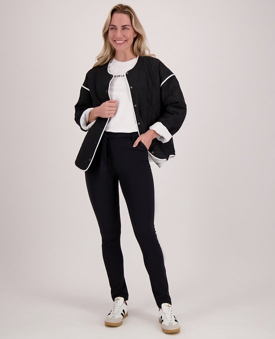 Achterkant van een zwarte slim fit broek met strikceintuur.