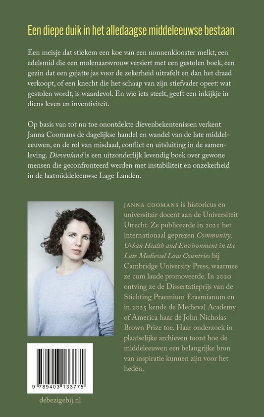 Photo de Janna Coomans, historienne et maître de conférences, avec des cheveux bruns frisés et un pull léger.