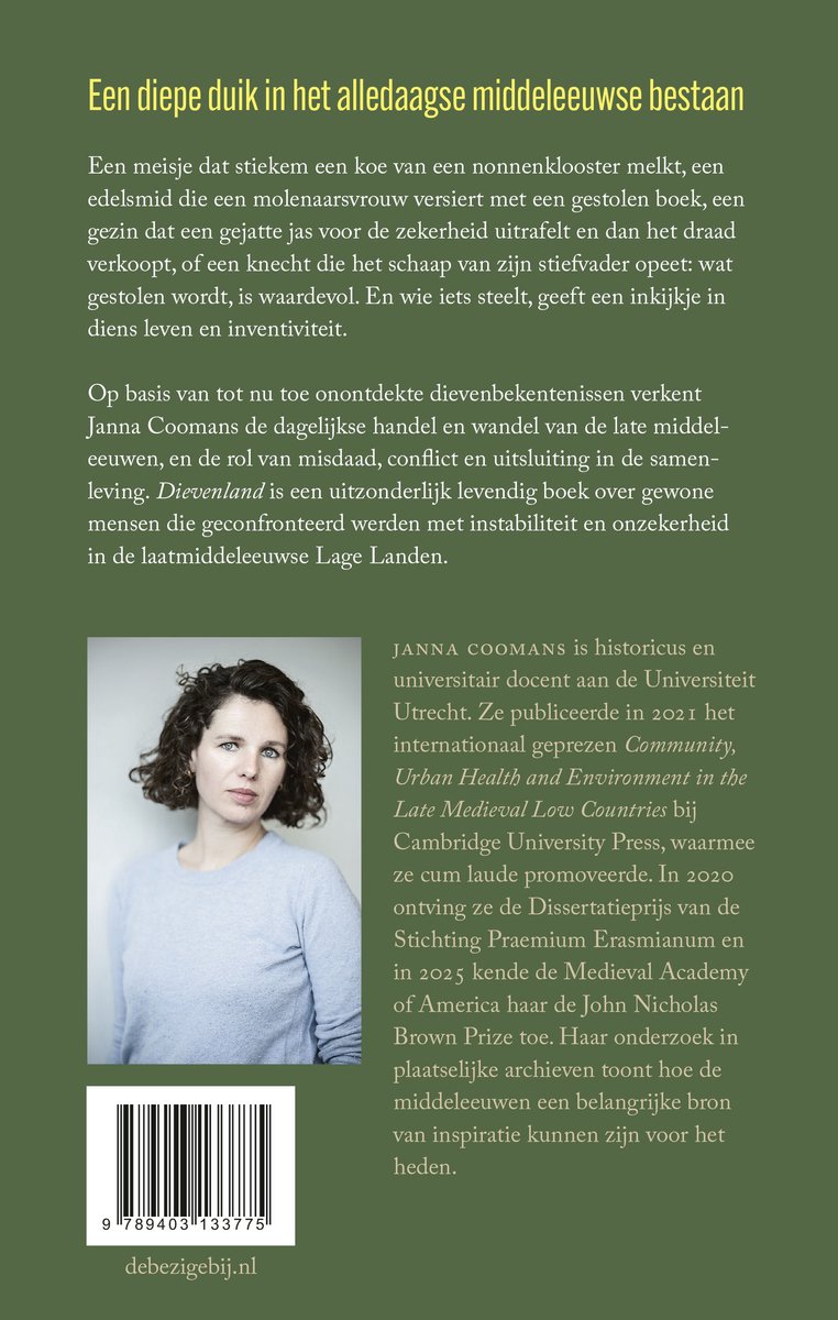 Photo de Janna Coomans, historienne et maître de conférences, avec des cheveux bruns frisés et un pull léger.
