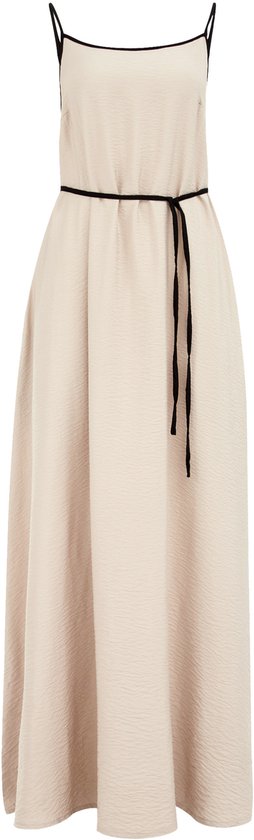 Maxi robe crème à fines bretelles, passepoil noir et ceinture noire, présentée sur fond blanc.