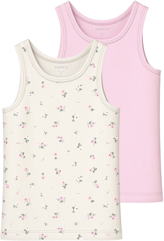 Twee hemdjes: crèmekleurig met bloemenprint en lichtroze effen.