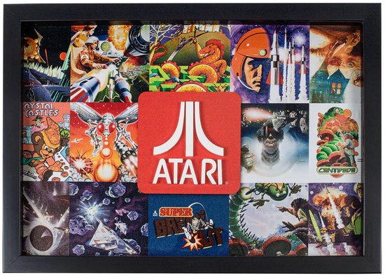 Een zwart ingelijste poster met een collage van Atari game art en het Atari logo.