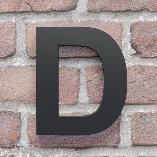 Zwart huisnummer D, Arial-lettertype, met blinde bevestiging, op bakstenen muur.