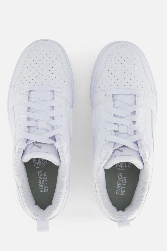 Bovenaanzicht van twee witte Puma sneakers met 'FOREVER BETTER' op de binnenzool.