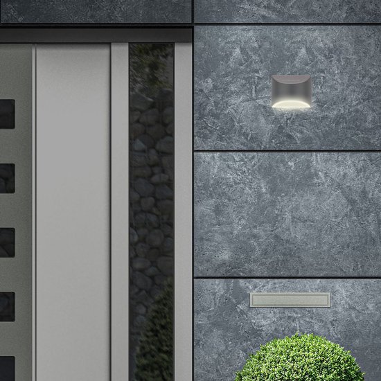 Moderne donkergrijze buitenlamp gemonteerd op een grijze, stenen muur.