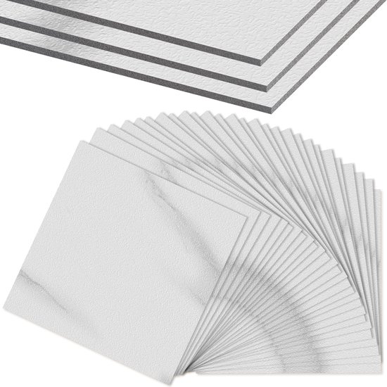 Stapel witte zelfklevende PVC vloertegels met marmerlook textuur.
