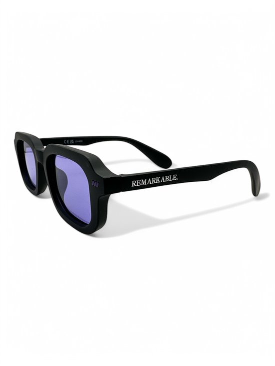 The Brand Remarkable - Zonnebril Unisex - Zonnebril Dames - Zonnebril Heren - Vierkante Zonnebril - Paars / Zwart - UV400 - Luxe, Duurzame & Trendy Zonnebril - Designer Zonnebril - Mode Zonnebril 2025 - Inclusief Beschermhoes - Polariserend Look van The Brand Remarkable — afbeelding 2