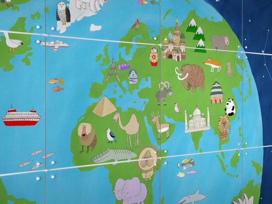 IXXI Carte illustrée du monde vue de l'espace, Carla Daly - 140 x 100 cm - Support d'accrochage gratuit - Grande décoration murale et posters - Illustrations, graphisme