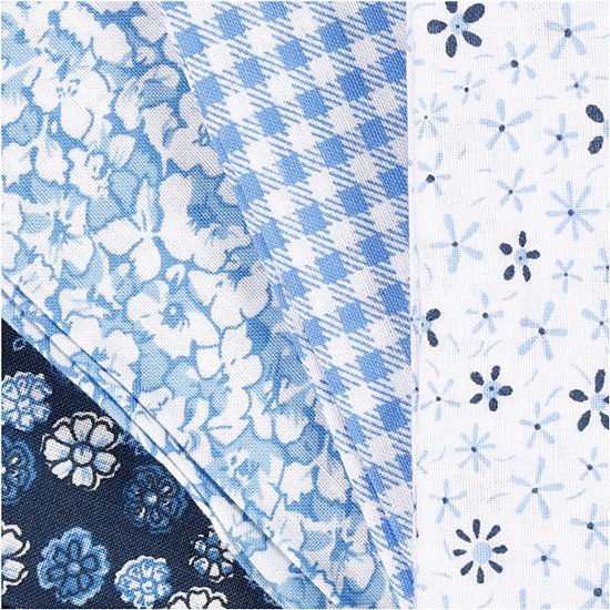 Close-up van blauwe en witte stoffen met bloemenprint, ruitjes en grotere bloemen.