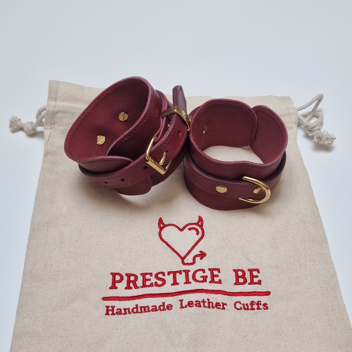 Prestige-be lederen handboeien, bordeaux met brass hardware