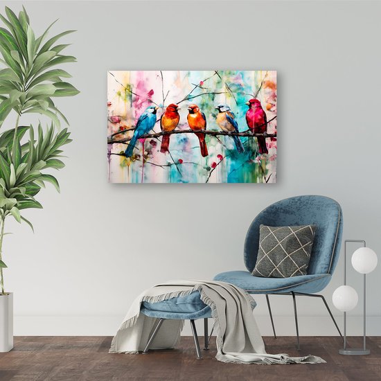 Vrolijke vogels kunst op de muur boven een blauwe fauteuil in een modern interieur.