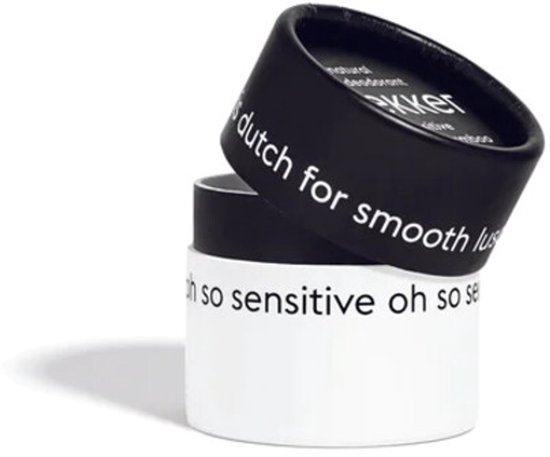 Wit potje met zwarte deksel. Tekst op deksel: 'dutch for smooth luscious'. Tekst op potje: 'oh so sensitive oh so soft'.