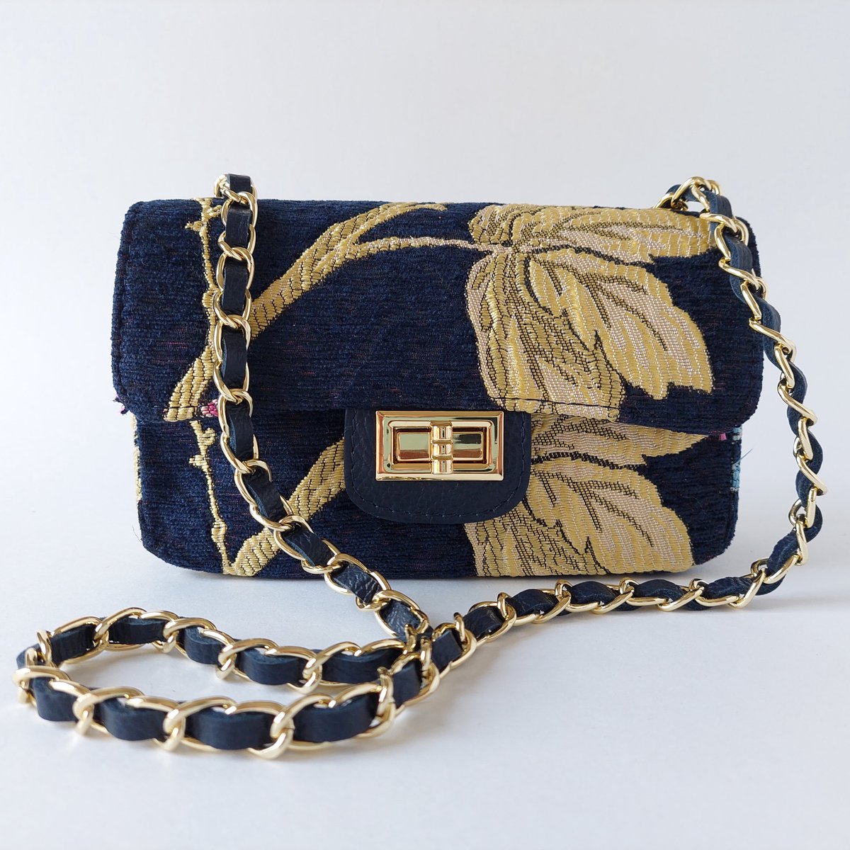 Dames tas blauw goud – motief bladeren & bloemen – messing schouderketting