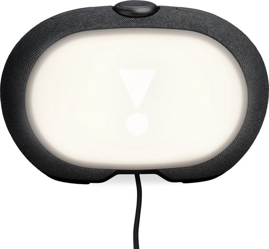Zwarte JBL wekkerradio met ovaal verlicht scherm dat een uitroepteken toont.