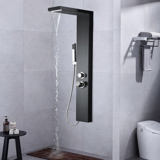 Zwart douchepaneel met regendouche, handdouche en massagestralen. Wordt gebruikt in een moderne badkamer met grijze tegels.