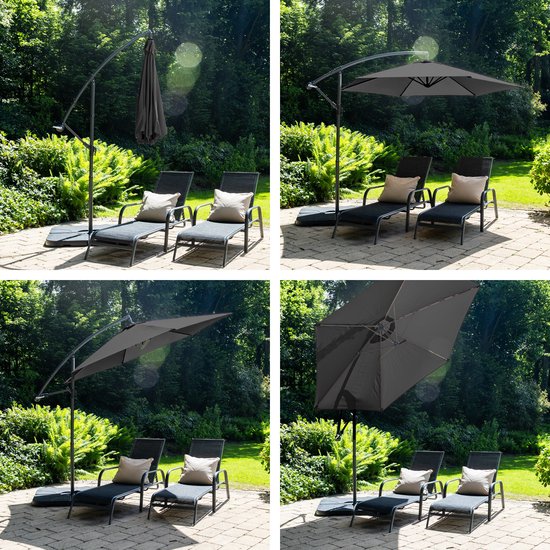 Collage van vier foto's van een grijze zweefparasol in de tuin, op het terras en met ligbedden.
