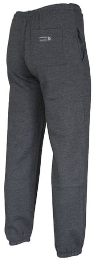 Achterkant van een donkergrijze joggingbroek met elastische tailleband en logopatch.