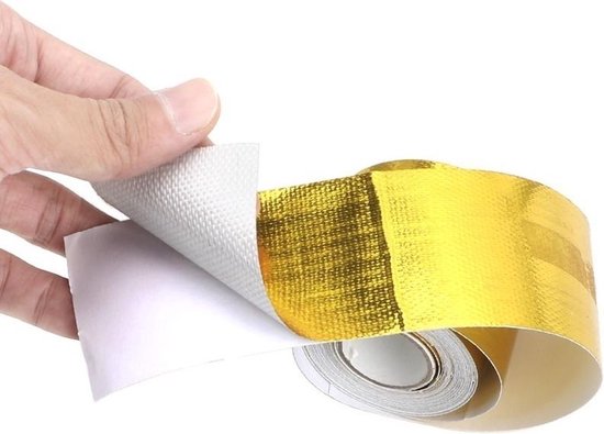 Hand trekt gouden hittewerende tape los van witte backing.