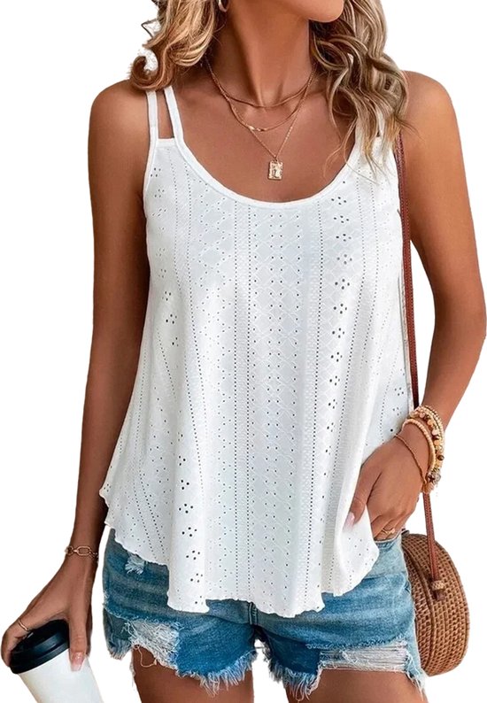 Witte top met spaghettibandjes, ronde hals en oogjespatroon, gedragen door een model met denim shorts en een kopje koffie.