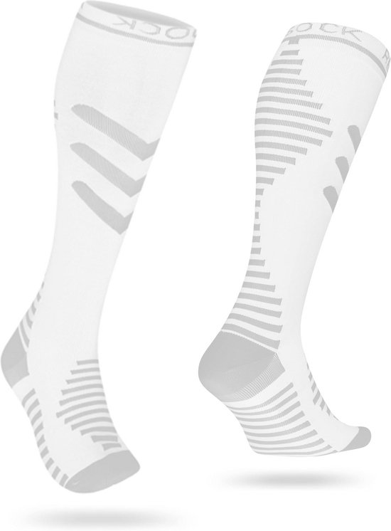 Twee witte compressiesokken met grijze accenten en strepen, getoond vanuit verschillende hoeken.