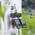 GARDENA waterverdeler met twee digitale timers aangesloten op een kraan.