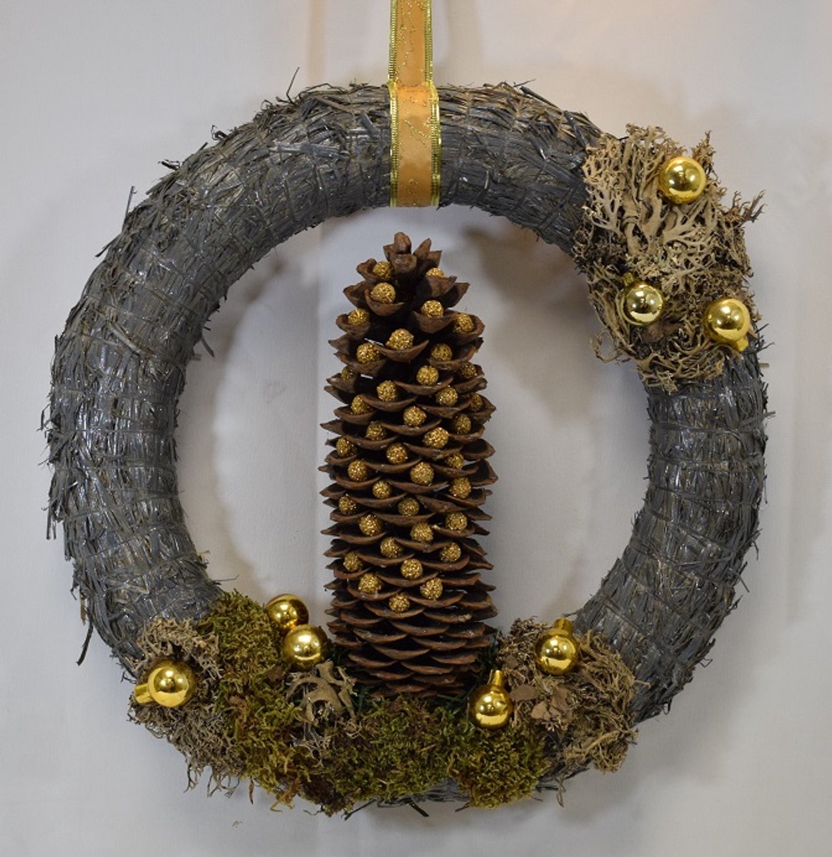 ZoeZo Design - kerstkrans - krans - hangkrans - antraciet - bruin - goud - natuurlijke materialen - ieder jaar opnieuw bruikbaar - Ø 35 cm