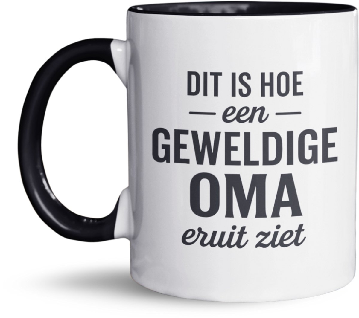 NietMokken.nl - Grootmoeder Mok – Geweldige Oma – Grappig beker cadeau voor oma – Perfect voor oma-dag, verjaardag of zomaar – 325 ml keramiek – Aan beide zijden bedrukt – Vaatwasser- en magnetronbestendig
