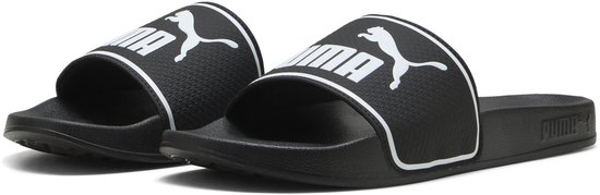 Tongs Puma noires avec bande blanche siglée.