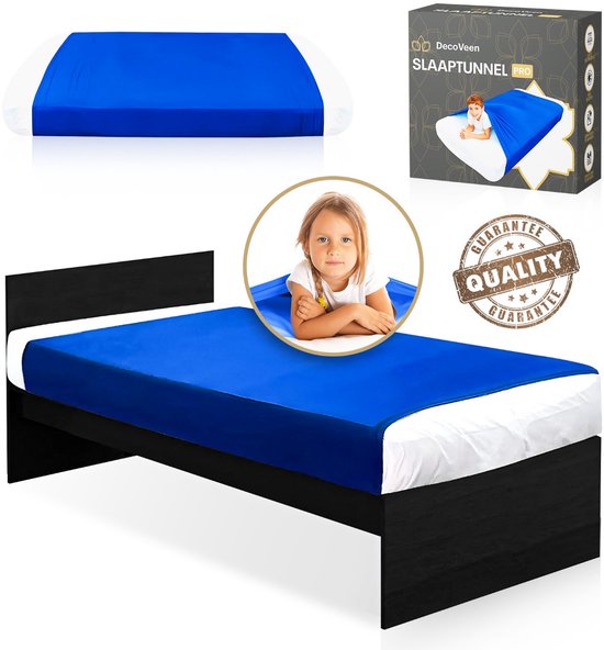 Blauwe slaaptunnel Deluxe op een bed. Verpakking met DecoVeen Slaaptunnel Pro logo. Meisje in een tunnel op bed.