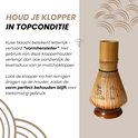 Bamboe matcha klopper in een Kuse Naoshi houder met landschapsschildering.
