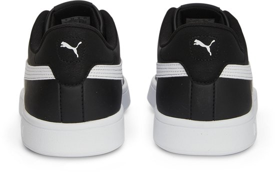 Achterkant van twee zwarte sneakers met witte Puma-logo's en een horizontale witte streep.