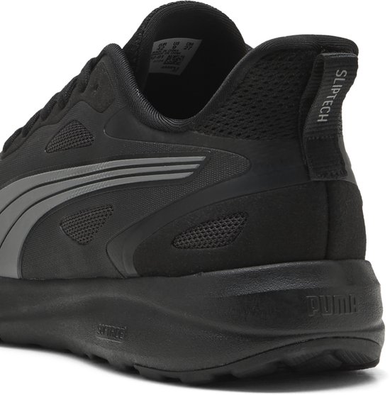 Zwarte Puma sneaker, close-up van de hiel met "SLIPTECH" logo en "PUMA" logo op de zool