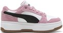 Roze suède Puma sneakers met witte en zwarte accenten, en een dikke witte plateauzool.