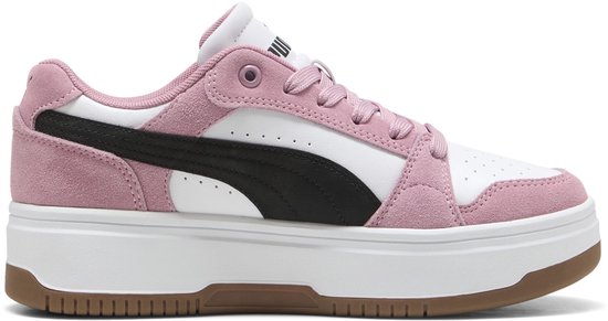 Roze suède Puma sneakers met witte en zwarte accenten, en een dikke witte plateauzool.