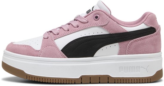 Roze suède Puma sneakers met witte en zwarte accenten, en een dikke witte plateauzool.