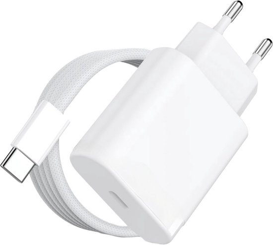 Chargeur USB-C blanc avec câble USB-C blanc tressé et connecteurs argentés.