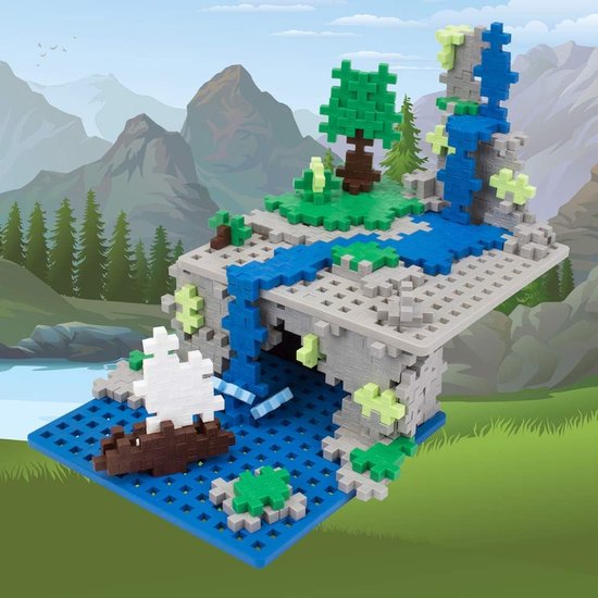 Diorama van een berglandschap met rivier, gebouwd met Plus-Plus stenen. Een bootje vaart op het water.