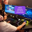Een streamer gebruikt een audiocontroller, dubbele monitoren en een gaming-opstelling.
