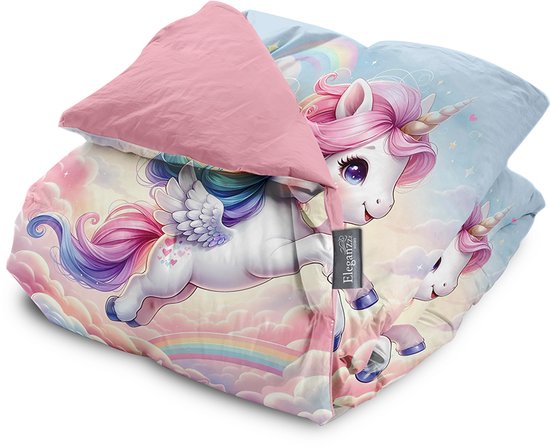 Een opgevouwen dekbedovertrek met een eenhoorn print, pastelkleuren, roze en blauwe tinten, met het merk Eleganzzz.