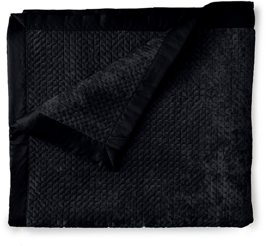Couvre-lit en velours noir avec un motif géométrique en relief et bordure en satin, présenté sur fond blanc.