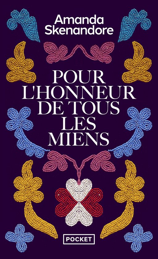 Book cover met de titel 'POUR L'HONNEUR DE TOUS LES MIENS' in witte letters op een paarse achtergrond, versierd met geborduurde gele, roze en blauwe bloemen en hartvormen.