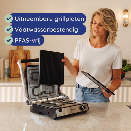Vrouw met blond haar houdt een uitneembare grillplaat vast. De tekst vermeldt: "Uitneembare grillplaten, Vaatwasserbestendig, PFAS-vrij".