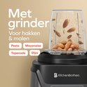 Close-up van grinder met amandelen, met tekst 'Met grinder Voor hakken & malen Pesto Mayonaise Tapenade Dips'.