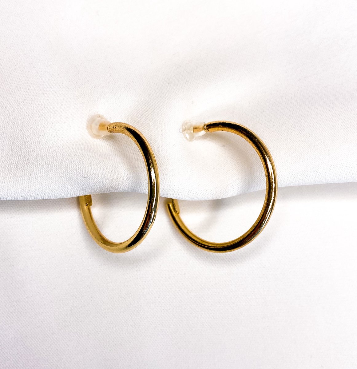 Klipoorbellen.com - Whoop Hoop - ringen - GOUDKLEURIG - Klipoorbel - oorbel zonder piercing - Clipoorbel - Klipoorbellen.nl - Nepoorbel - Klemoorbel