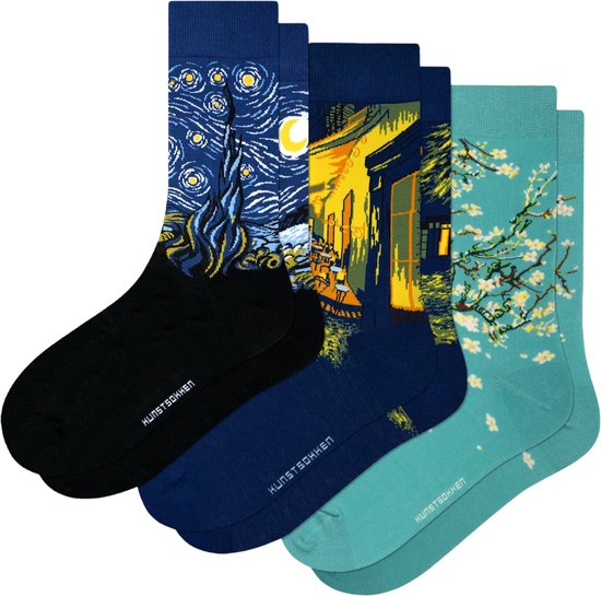 Drie paar kousen op een rij met ontwerpen van Van Gogh: Sterrennacht, Nachtcafe en Amandelbloesem.