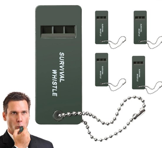 Groene survivalfluitjes met sleutelkoord, met tekst 'SURVIVAL WHISTLE'. Links een man die op een fluitje blaast.