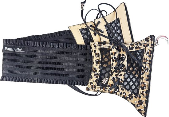 Korset met panterprint, mesh panelen, studs en zwarte veterdetails, met een elastische band met franje aan de achterkant.